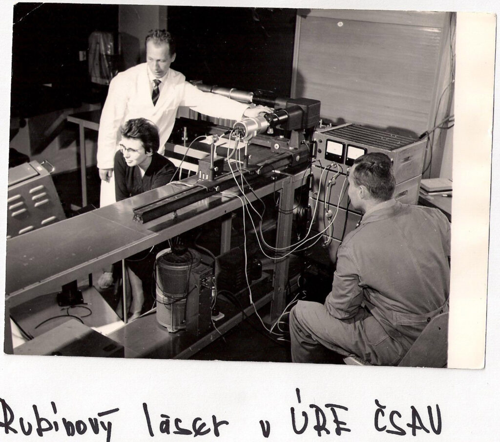 Rubínový laser v tehdejším ÚRE ČSAV (1963)