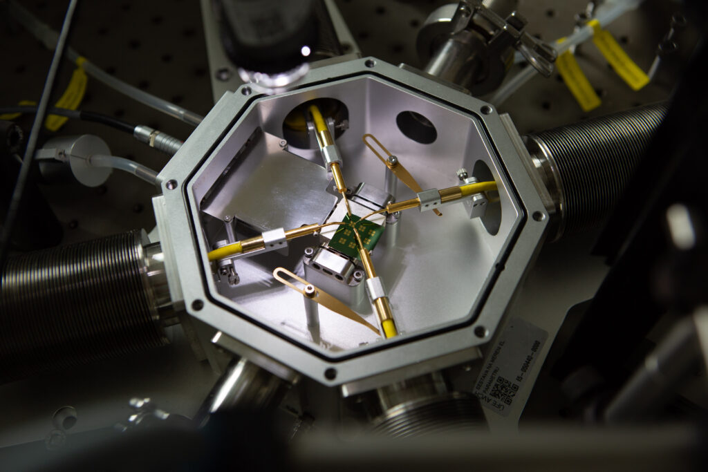 Laboratory for optoelectrical characterization of materials | ÚFE