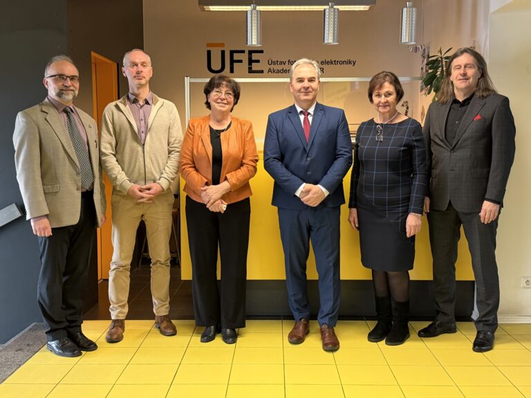 Předseda AVČR prof. Radomír Pánek na ÚFE